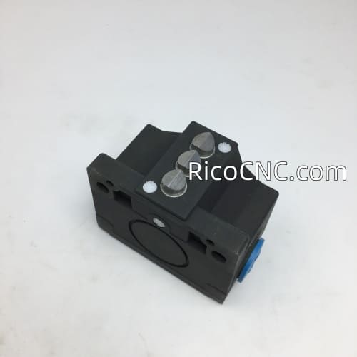 BALLUFF BNS 819-B03-D12-61-12-3B BNS028J Limit Switch.jpg BALLUFF BNS 819-B03-D12-61-12-3B BNS028J Limit Switch.jpg